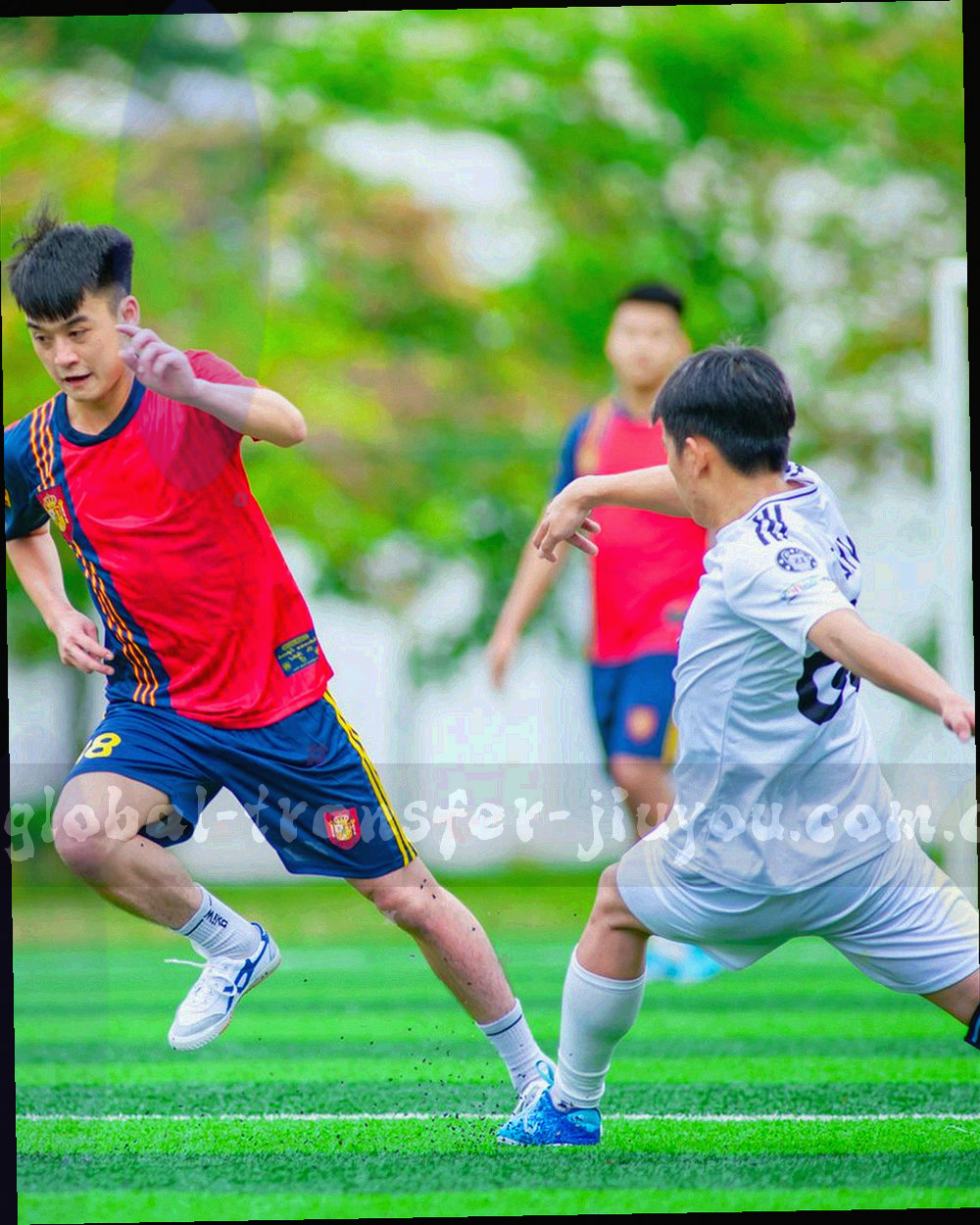 球员通道通往球场的竖构图画面，灯光集中在通道尽头